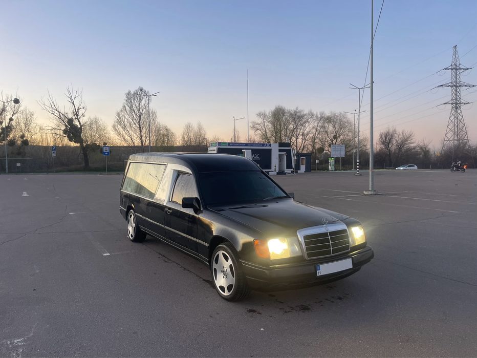 Катафалк Mercedes E-class Pollmann W124