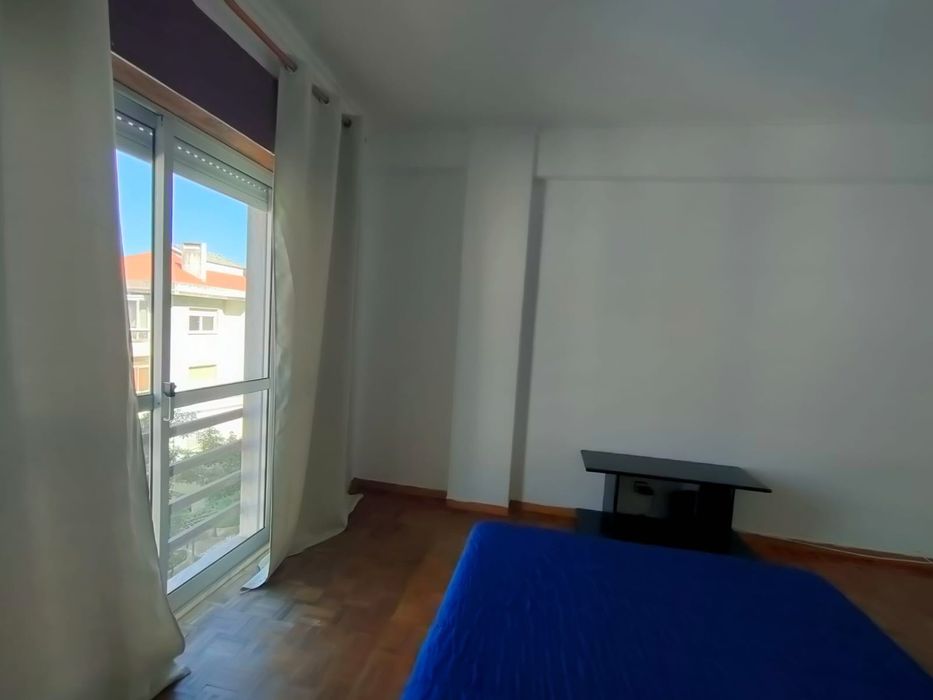 Quarto nas Mercês 5 min pé da estação