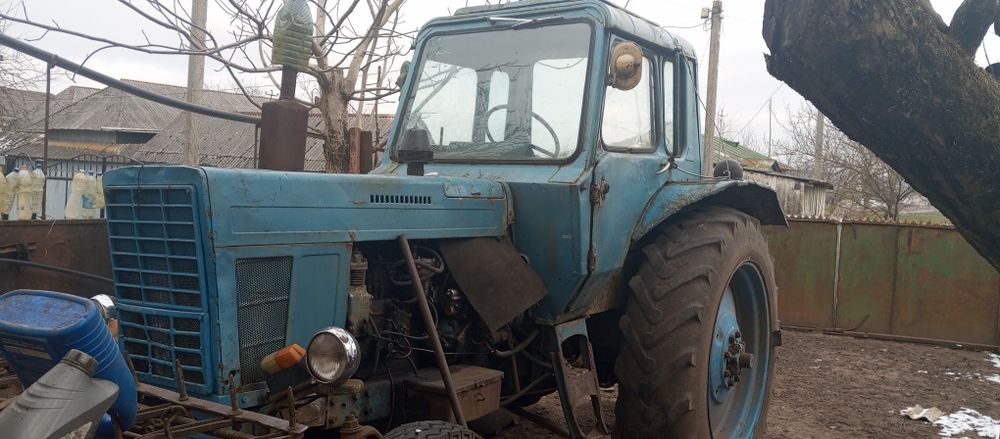 Продам трактор те 80 в робочому стані на документах також навісне .