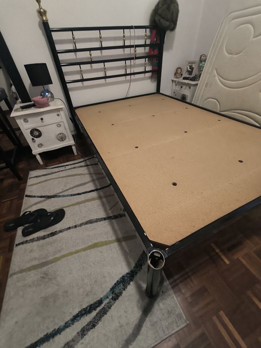 Vendo cama usada com possibilidade de colchão
