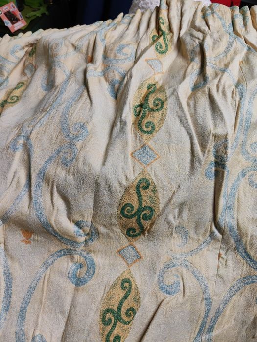 Duas cortinas de tecido opaco estavam numa sala
