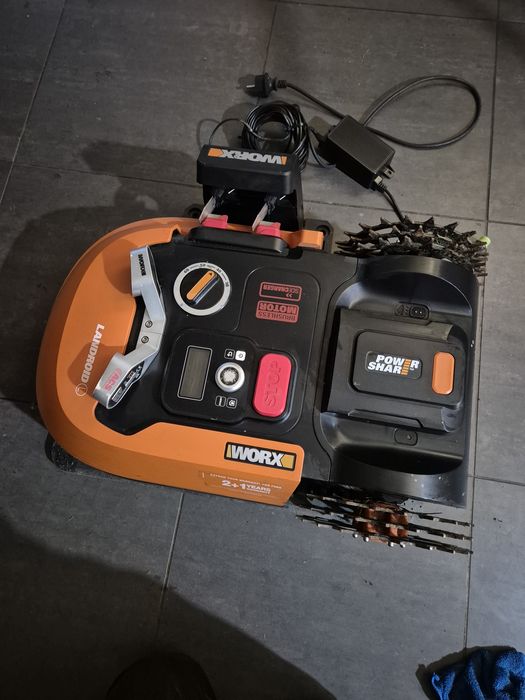 Robot koszący WORX szer. koszenia 20cm