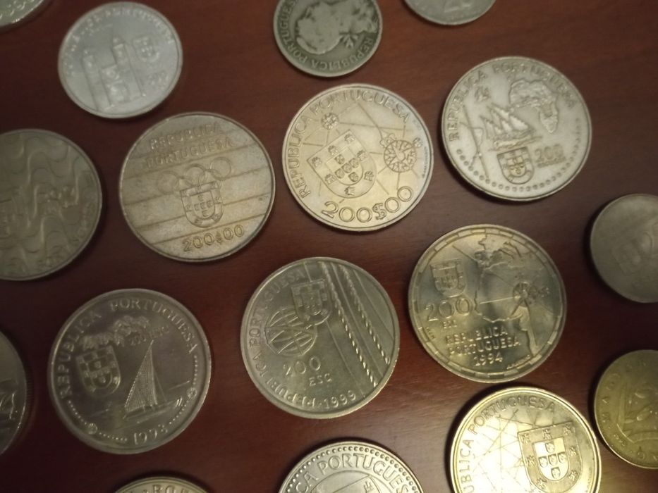 Vendo uma panóplia de moedas antigas para colecionadores várias datas