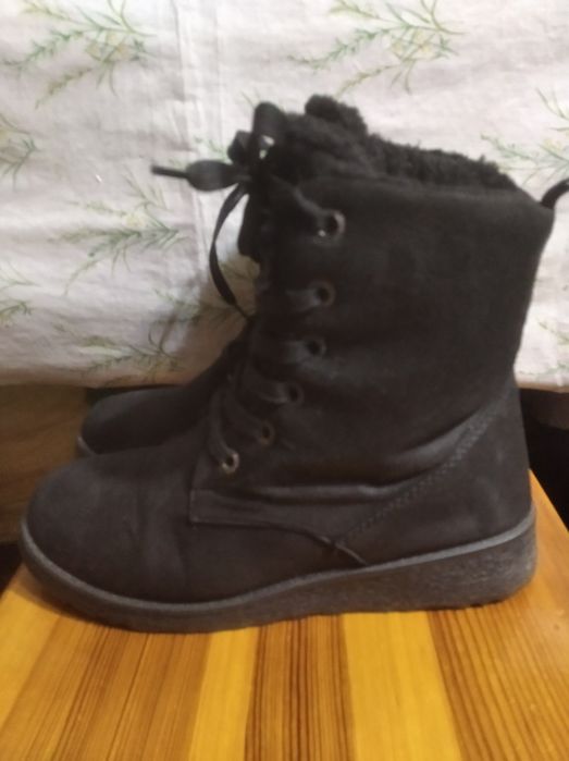 Взуття  жіноче зимове .