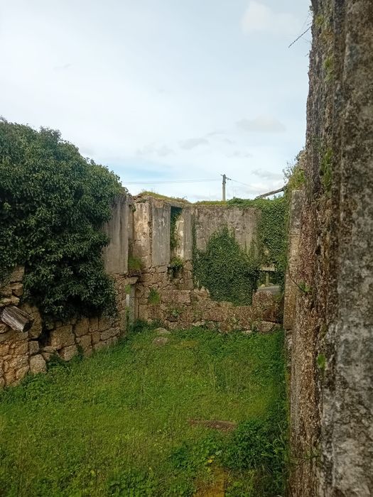 Moradia em ruínas para reconstrução