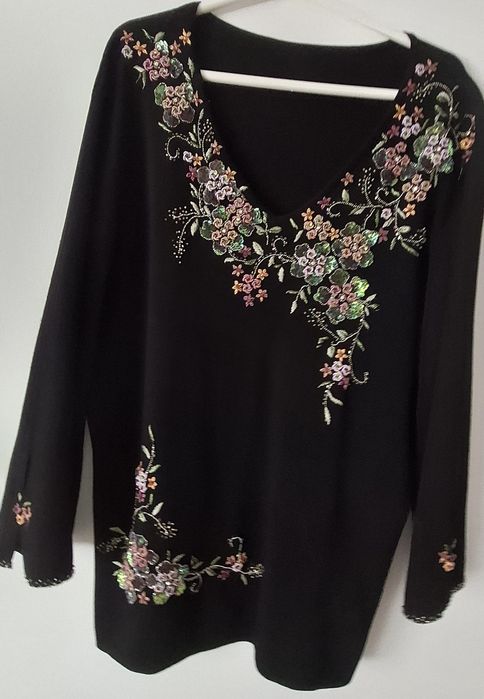 Camisola preta bordada com missangas