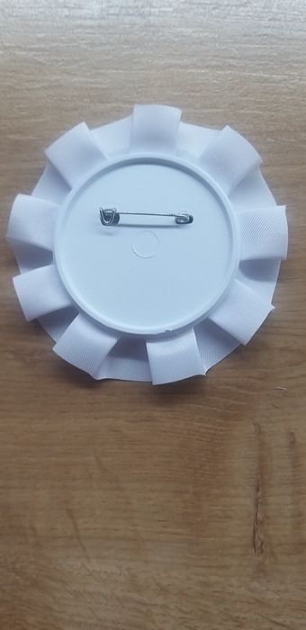 Sprzedam kotylion/ broszkę/ przypinkę IHS