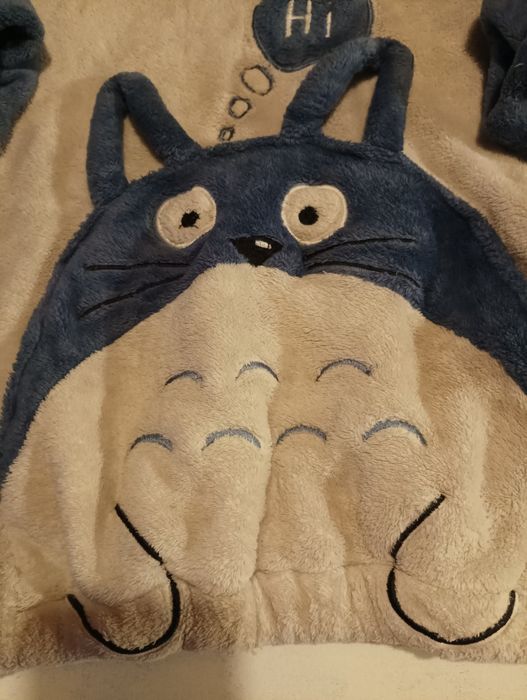 Camisola de pijama peluda com garruso, com estampa de um gatinho,em azul e creme, tamanho M