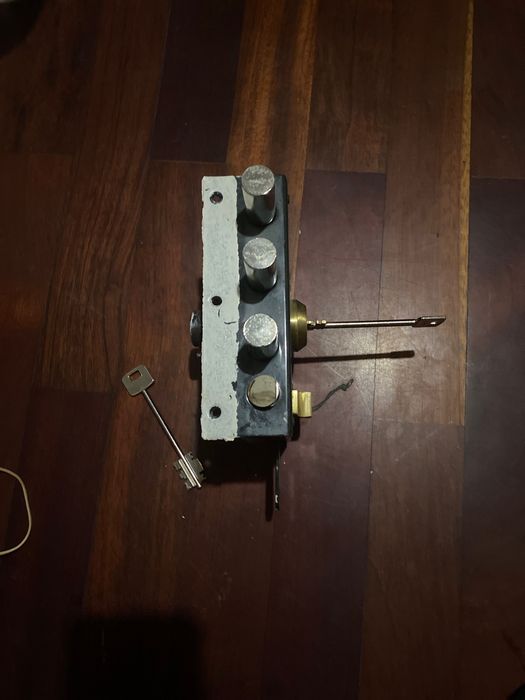 Fechadura de sobrepor