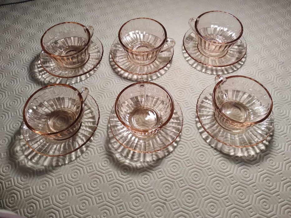 Chávenas de café em vidro rosa