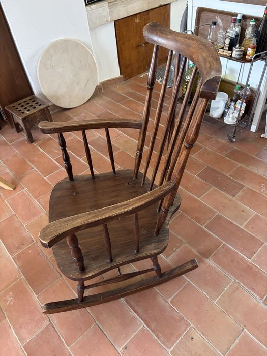 Cadeira de baloiço antiga em madeira – estilo Windsor