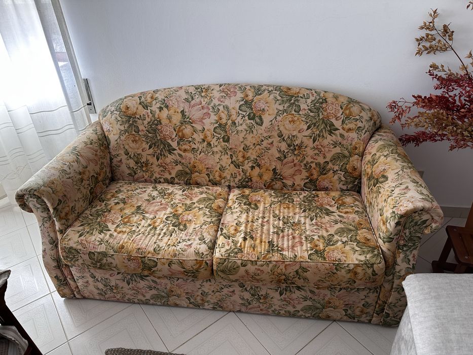 Sofa cama de casal em  tecido com duas almofadas com 175 x 85 cm