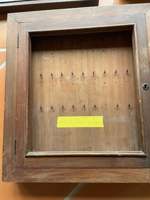 Vitrines, chaveiro e outro