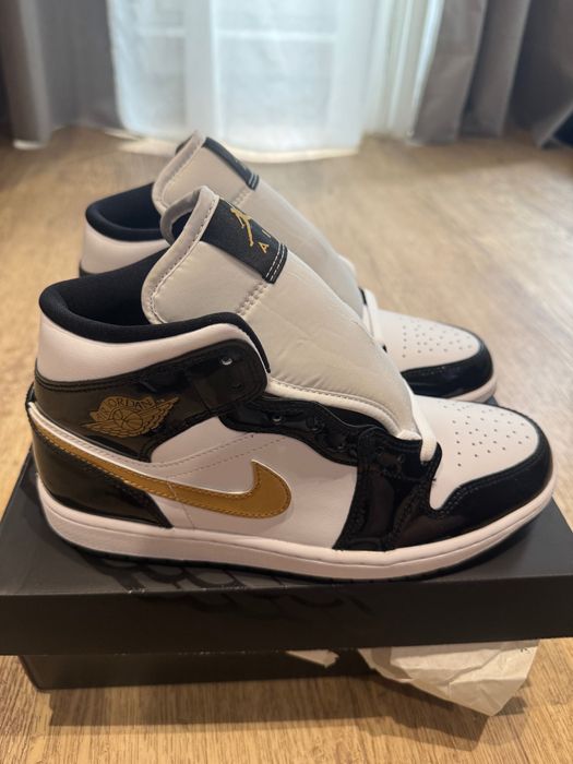 Air Jordan 1 Mid Black Metallic Gold-White