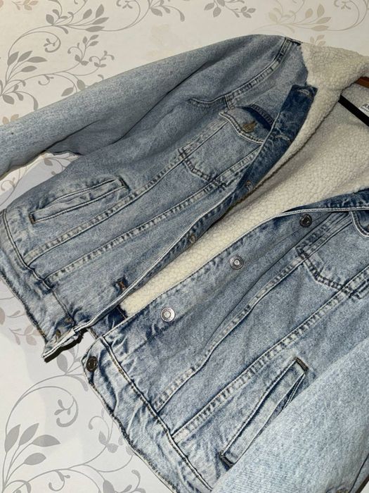 Продам джинсову теплу куртку Bershka