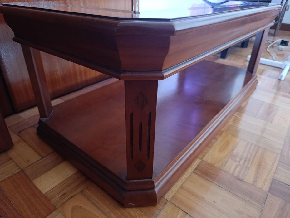 Mesa de centro em madeira maciça, tampo de vidro