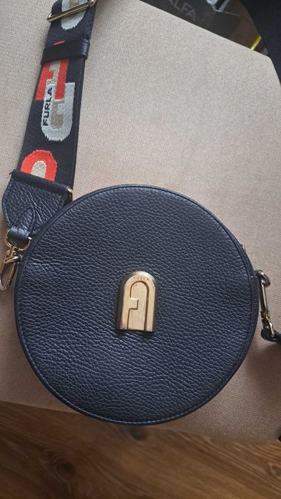 Torebka Furla skórzana okrągła czarna + pasek logo