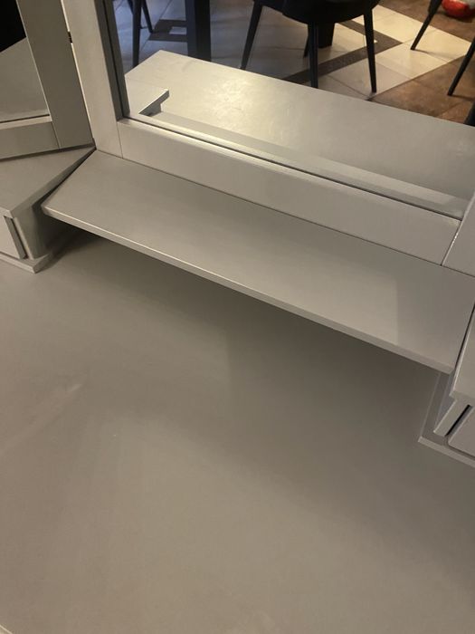 szara toaletka z ruchomymi lustrami