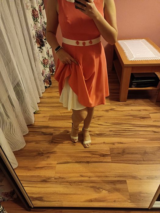 Sukienka elegancka przed kolano