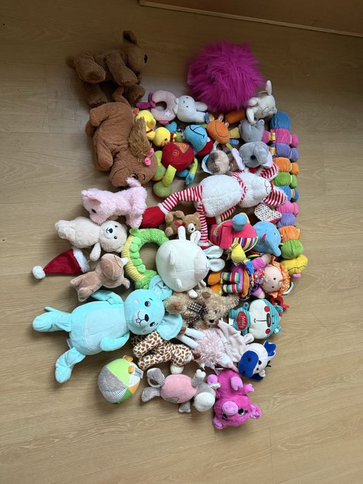 Duży zestaw zabawek dla malucha – pluszaki, grzechotki, sensoryczne