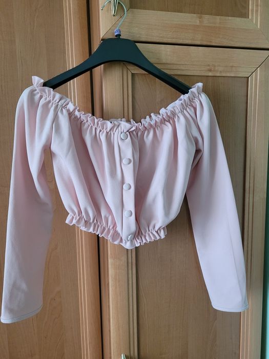 Pudrowo różowa bluzka hiszpanka