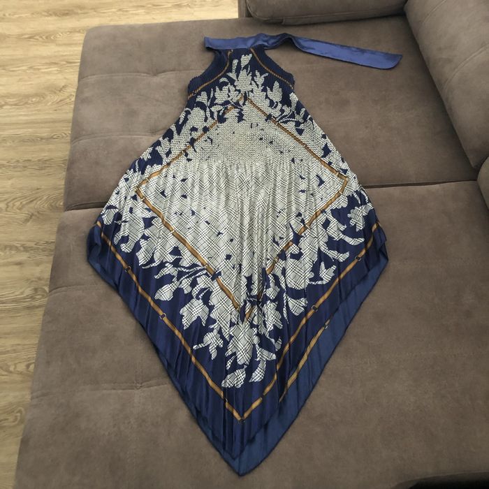 Vestido plisado azul em bico