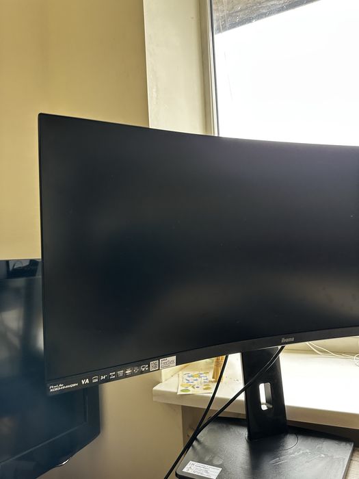 Монітор IIYAMA з вигнутим екраном