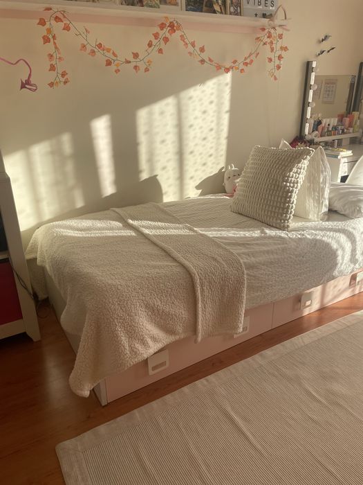 Estúdio moderno com duas camas, prateleira, estrados e colchão