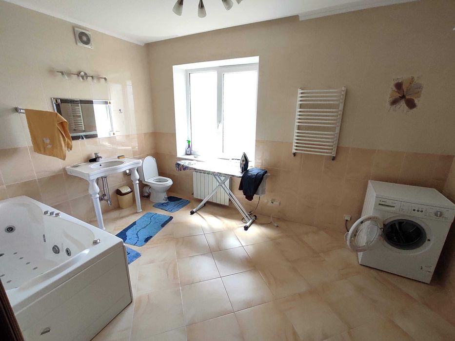 Продам 4 кімнатний будинок 200 кв.м. смт Шкло!