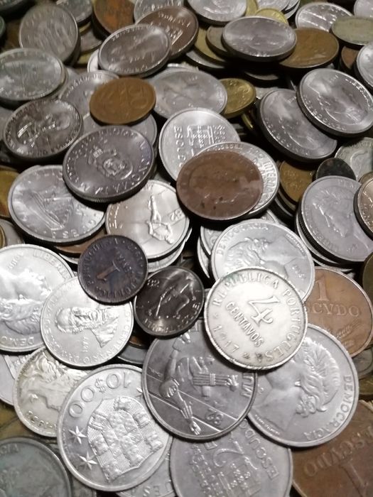 Lote com + de 1200 moedas com muita qualidade.