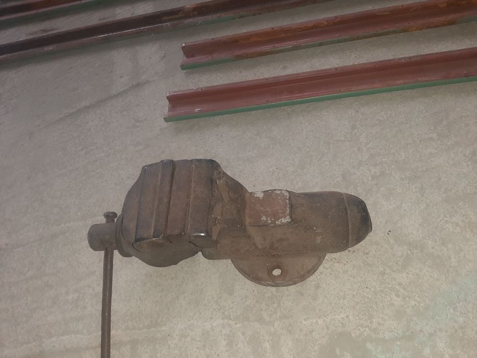 Тиски. Лещата великі 29кг.