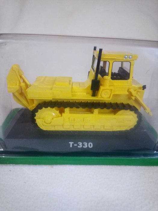 масштабна модель трактора Т-330