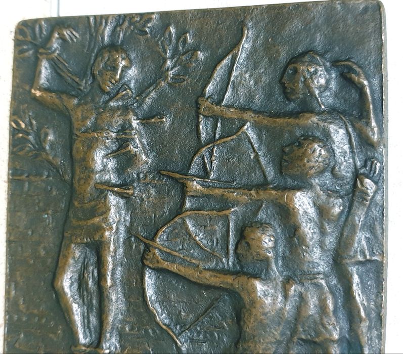 Antiga placa de suspensão mural "São Sebastião" em bronze