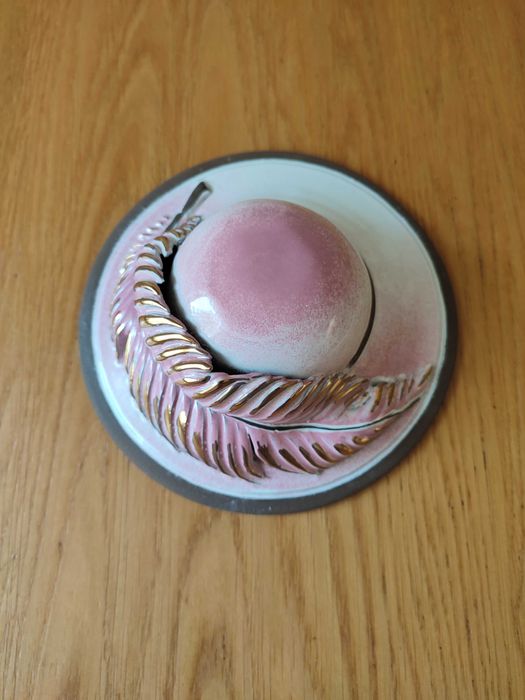 Zawieszka na ścianę: kapelusz z liściem. Rękodzieło, ceramika.