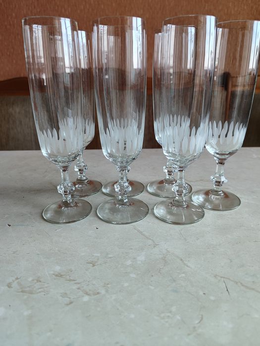 Цукорниця,чашки, столові прибори,вази