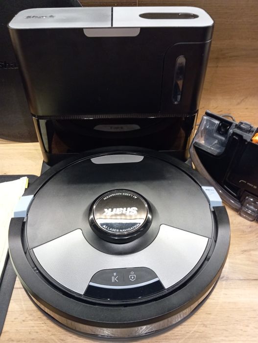 Robot sprzątający Shark AI Ultra z podstawą samoczynnie opróżniającą
