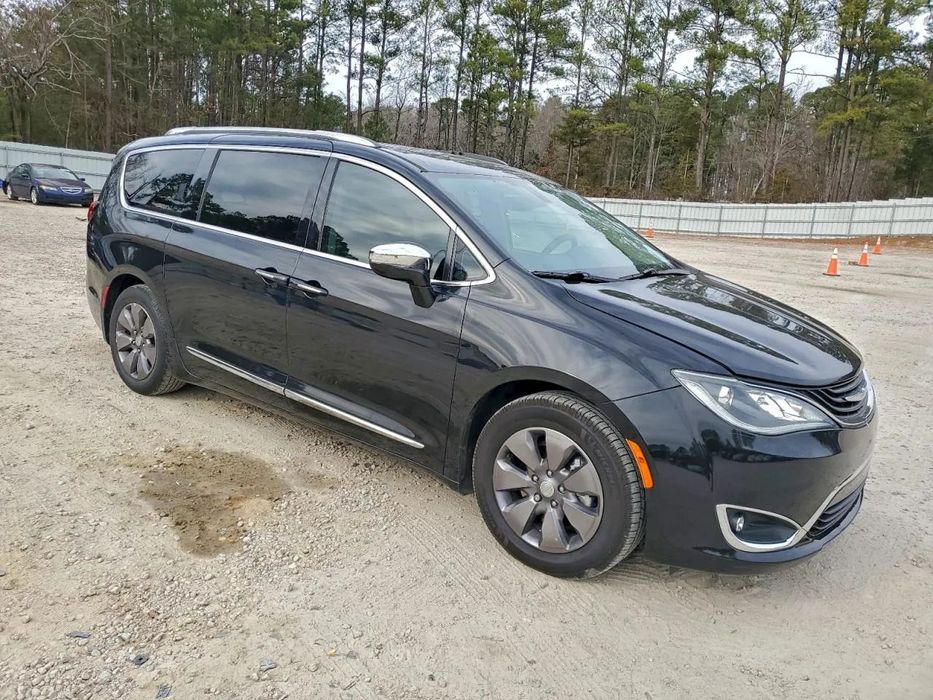 Chrysler Pacifica HYBRID Limited, bogate wyposażenie, w drodze do Polski