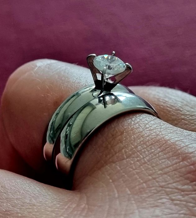 Conjunto de 2 anéis/alianças prateados (1 solitário), em aço, T19.