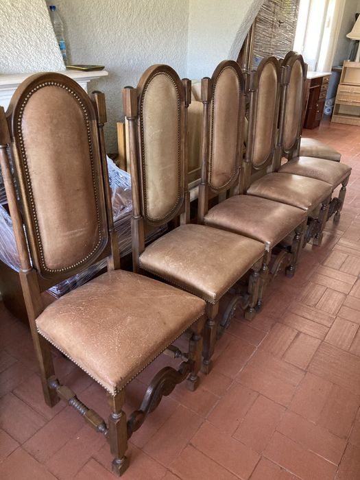 8 Cadeiras modelo capela, madeira castanho,estufadas a pele