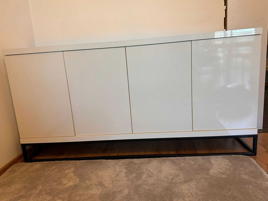 Komoda biały połysk 140x80x40 bardzo solidna na stelażu.