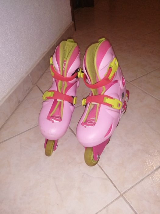 Três pares de patins