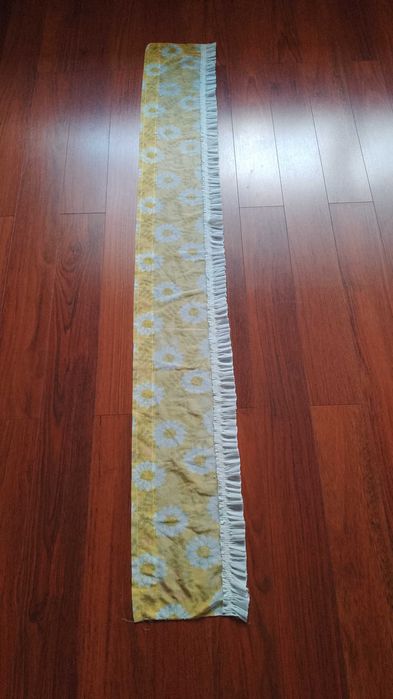 delikatny lambrekin vintage w kwiaty, liście tunel, żabki ozdoba okna