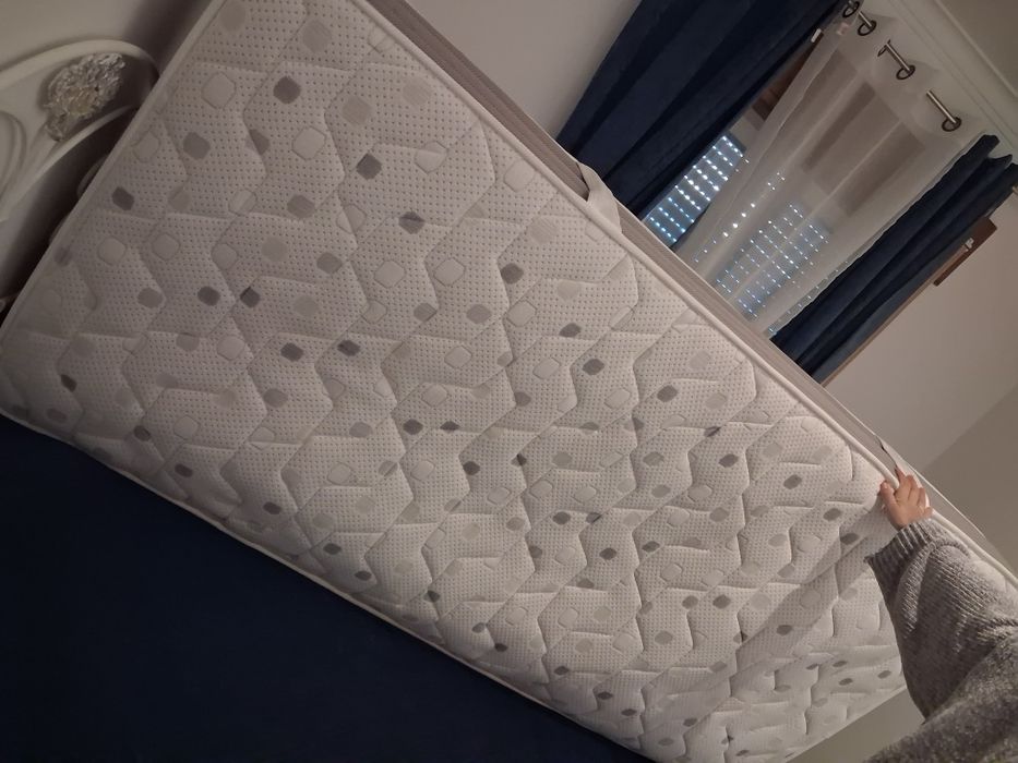 Cama com colchão e extrado