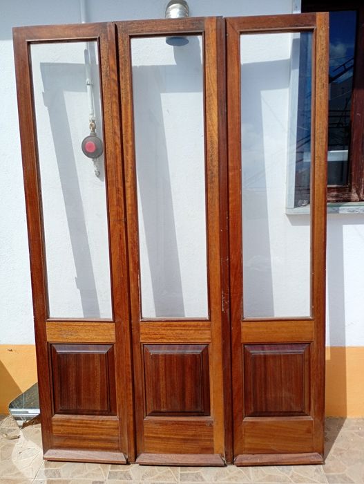 Janelas de sacada com 3 folhas madeira sucupira envernizada.