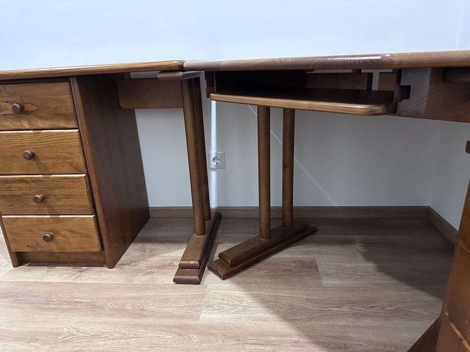 Mobilia de quarto, com secretaria de canto e movel superior de canto
