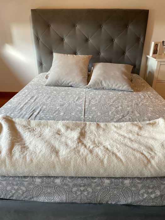 Cama de casal em veludo