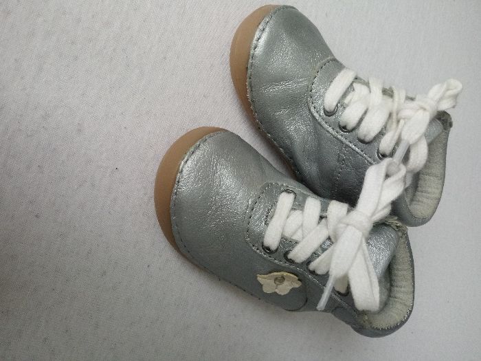 Sprzedam skórzane buciki w kolorze srebrnym rozmiar 18