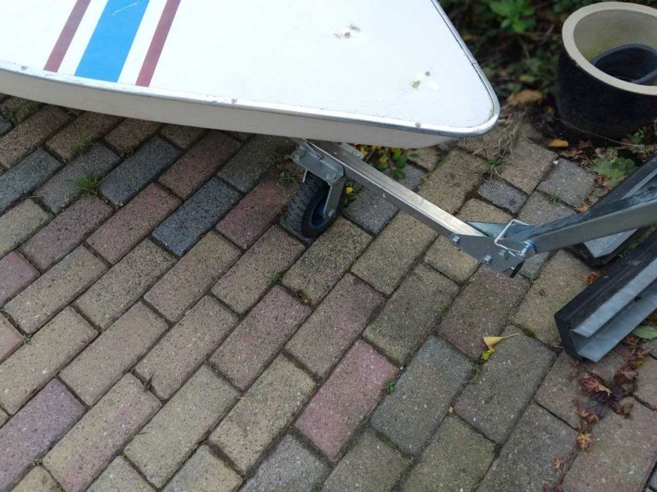Sunfish w ładnym stanie ze składanym wózkiem