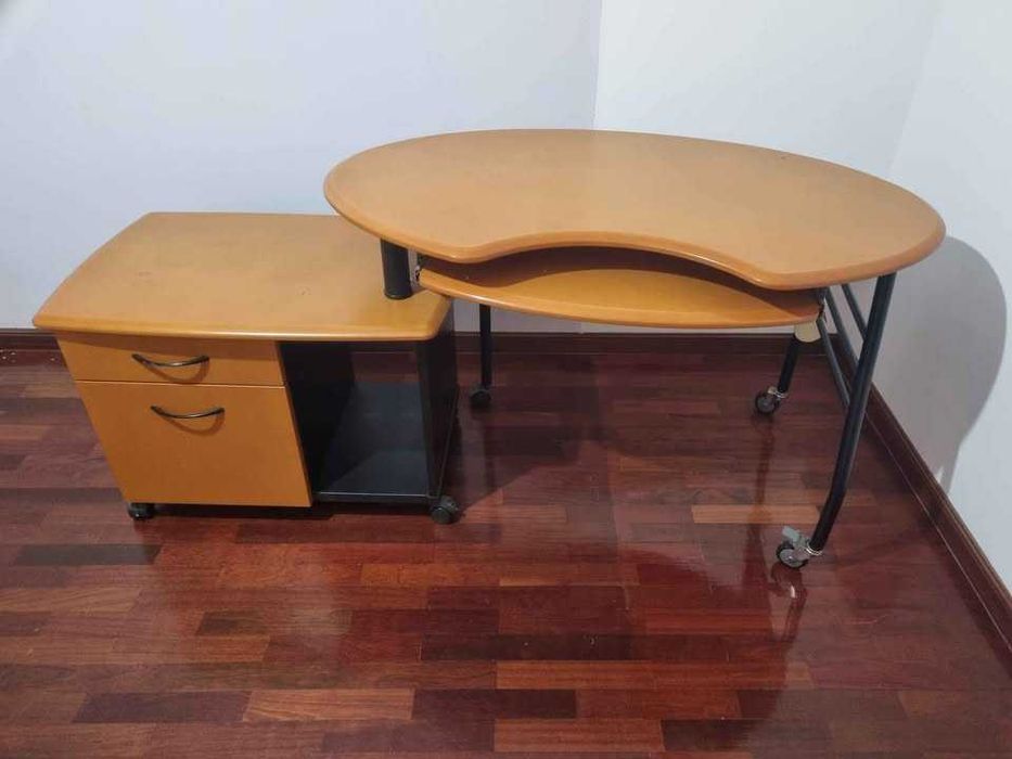 Secretária com gavetas de apoio