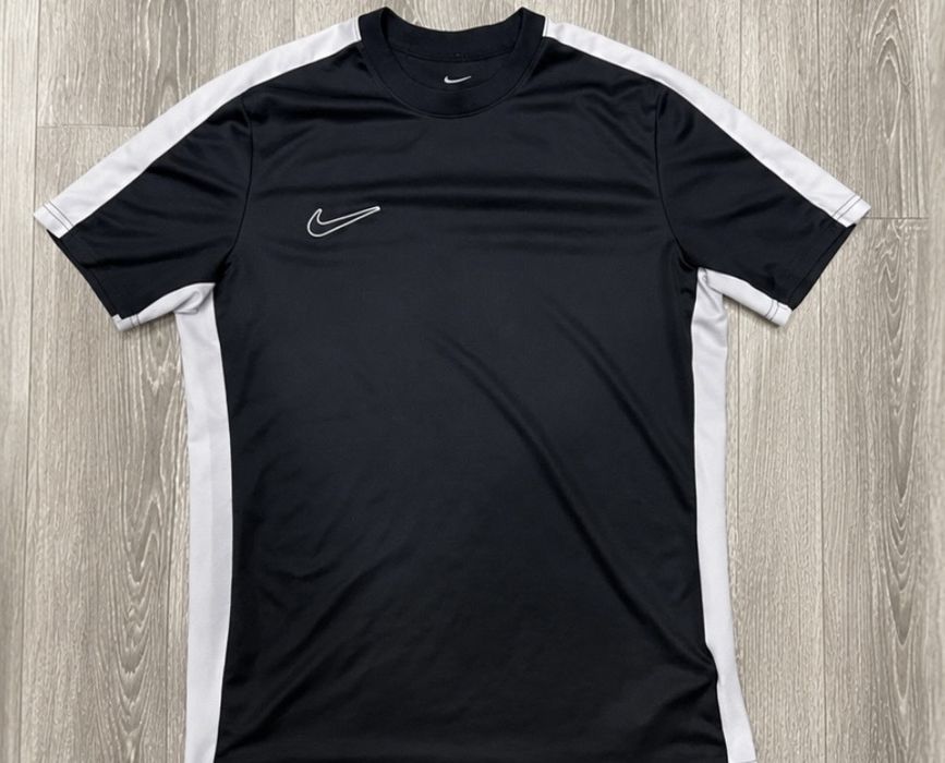 спортивна футболка — чоловіча модель Nike Dri-FIT Academy синього кольору з білими бічними вставками.